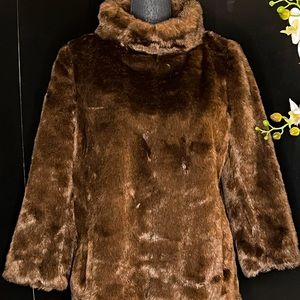 Women’s Banana Republic faux fur teddy bear, pull over jacket with pockets.